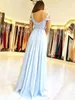 Light Sky Blue Off the Shoulder A-Line Bridesmaid Dress Lace Applique Side Split Maid of Honor Dress Billiga Formal Women Evening Go315o