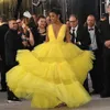 Sexy Promi-Kleid 2019, sexy V-Ausschnitt, abgestufte Rüschen, gelbe Kleider, Prinzessin, Tüll, formelles Abendkleid, Frau, Übergröße, nach Maß