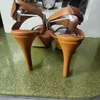 Europäische klassische Stil Damenschuhe Sandalen Mode Sexy Sandale goldene Buchstaben Dekoration Ferse Sandalen machen Gürtelschnallen