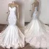 Abiti da sposa a sirena di lusso con applicazioni in pizzo Scollo a cuore smerlato Sweep Train Raso Tulle Paillettes Abito da sposa su misura