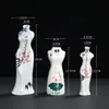 中国のチョンサムスタイルの磁器の花瓶の手描き伝統的なQIPAO LADY像