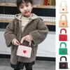 Kids handväskor 2019 Koreanska tjejer Mini Princess Purses Fashion Chain Cross-Body Bags High Quatchuity Pu Heart Tote Bags Girls Presenter