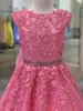 Robes de concours à manches capes pour petites filles 2020 style robe de bal avec jupe en tulle dentelle appliques florales à lacets dans le dos longue robe de soirée de bal pour enfants
