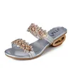 Venda quente-Mulheres Sapatos de Verão 2018 Slides Mulheres Praia Chinelos Sapatos de Strass das Mulheres Mulher Chinelos de Verão Sandálias Senhoras Deslizamento Em sandália