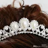 Tani 18017 Piękny elegancki mitacja Pearl Rhinestone InLay Crown Tiara Wedding Bride Hair Corme Crowns na imprezę Prom Evening1259268