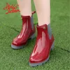 Sıcak Satış-Kadınlar Yağmur Çizmeleri Bayanlar Elastik Bant Katı Ayak Bileği Kauçuk Düz Topuk Su Geçirmez Charm Rainboots 2016 Yeni Moda Tasarım PVC Moda