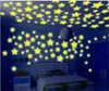 Adesivi murali stella da 3 cm Paster fluorescente in plastica stereo che si illumina al buio Decalcomanie per baby room 2 3jq C 65 pezzi