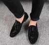 Повседневные мужчины блестят новые мужские модные квартиры дизайнерские туфли для ботинки с блестками