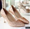 Lantejoulas Sparkling Lace Sapatos de Casamento Vermelho Desenhador Confortável Estilo De Silk Eden Gold Saltos sapatos para o casamento da festa da noite do casamento