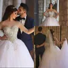 Stora Beading Ball Gown Bröllopsklänningar med Sheer Neckline Kristaller Illusion Sleeves Plus Storlek Bröllopsklänning Sweep Train C