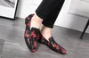 새로운 럭셔리 디자이너 클래식 맨 지적 발가락 신발 신발 남성 텍스트 인쇄 웨딩 신발 옥스포드 공식적인 신발 플러스 크기 선물