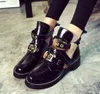 Hot Koop-European Famous Brand Woman Boots Gesp Strap Laarzen Uitsnede Ankellaars voor Vrouw Metalen Gesp Open Martin Boats Britse stijl