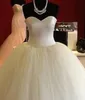Högkvalitativ Sweetheart Neckline Sweep Train Tulle med satin Made-to-Measure Ball Gown Bröllopsklänningar Lace-Up Back