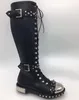 Vente chaude - Rivets cloutés bottes longues en cuir de haute qualité imprimé fleurs broderie bottes de moto bout rond sangle à boucle bota feminina