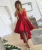Sexig v nacke ruffle hi-lo party gowns formella kväll klänningar homecoming klänning söt spaghetti röd spets och satin korta prom klänningar