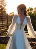2020 Sexy col en V de mariage de plage robes en satin ivoire balayage train avec manches longues A-ligne Robes de mariée Robes Da Sposa