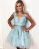 2020 Billiga Sexiga Korta Mini Cocktail Klänningar V Nacke Ärmlös Tulle Lace Appliques Sash Sexig Open Back Prom Dress Party Homecoming Gowns