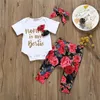 Set di abbigliamento floreale per bambina, top stampato con lettere a maniche corte, pantaloni floreali, fascia per capelli, abbigliamento firmato per bambina