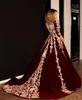 Ny Kaftan Caftan Burgundy Velvet Evening Klänningar Prom Klänning Halv Ärm Guld Lyx Lace Applique Arabiska Dubai Abaya Tillfälle Klänningar