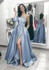 Silver Grey Split Prom Dresses Arabski One Ramię Z Długim Rękawem Koronki Aplikacja Kobiety Formalne Party Wieczorowe Nosić Elegancka Linia Pagewan