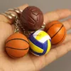 100pcs / lot New PVC Mini Basketball Nyckelringar Plast Volleyboll Nyckelringar för gåvor