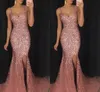 Wspaniały Różowy Bling Suknie Wieczorowe Prom Z Side Split Full Ciała Kryształ Zroszony Cekin V-Neck Cap Sleeve Party Pagewe Suknie Dziewczyny