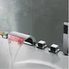 Robinet de baignoire à cascade à LED Baignoire répandue Robinets mitigeurs pour évier d'eau froide et chaude Chrome Laiton Salle de bain Robinet de douche avec douchette