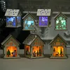 Kerstmis gloeiende cabine creatieve Xmas Sneeuwhuis met lichten houten hutten