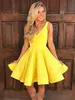 Amarelo brilhante 2020 sexy vestidos de baile v pescoço cintas cetim curto mini cauda vestidos de festa de baile feito sob encomenda formal noite wear