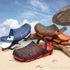 Hot Sale Designer Sandaler Jelly Sandals Men Strand Tofflor Man Lätt Vikt Sommar Eva Garden Skor Andningsbara Hole Mens Flip-Flops