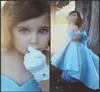 Новые прекрасного Baby Blue Girls Pageant платье принцесса Простых Off Pageant партия Плечо большого бант узел Hi-Lo складок Девочки халаты Настраиваемый