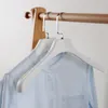 コートの衣服と毛皮の布の保持者のための服のハンガー厚い広い肩の白いプラスチック収納ラック