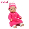 4 adet 18 inç Amerikalı kız bebek kıyafetleri kırmızı süveter elbisesi çocuk partisi için şapkalarla hediye oyuncakları18 inç bebek kıyafetleri Accessori7508547