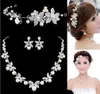 Partihandel-Flower Crystal Pearl Bride 3pcs Set Halsband Örhängen Tiara Bridal Bröllop Smycken Ange Tillbehör för Kvinnor NE181 Vit Röd