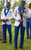 Slim Fit White Groom Tuxedos с королевским синим отворотом Groomsman 3 шт. Мужчины PROM бизнес костюм куртка Blazer (куртка + брюки + галстук + жилет) 2660