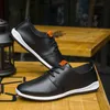 Vente Flash Chaussures pour hommes respirantes en cuir microfibre chaussures décontractées pour hommes d'affaires couleur Pure chaussures de mode d'été confortables