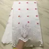 5Yards joli tissu de coton africain blanc avec fleur fuchsia broderie de dentelle de voile suisse pour robe BC38-1