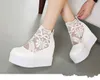 De prijs van kant witte sandalen hoge platform wedge sandalen onzichtbare hoogte verhoogde peep teen vrouwen schoenen 2 kleuren maat 35 tot 39