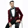 Najnowsze projektowanie jednego przycisku Wino Velvet Groom Tuxedos Szal Kapel Mężczyźni Garnitury 2 Sztuki Wedding / Prom / Dinner Blazer (Kurtka + Spodnie + Krawat) W721