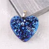 10st 20-25mm Small Mystic Titanium Coated Druzy Heart Pendant Guldpläterad Kantfärgad Färg Drusy Agate Pendants Charm Quartz Crystal Geode