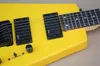 Guitarra eléctrica sin cabeza amarilla personalizada de fábrica con pastillas HH, herrajes negros, diapasón de palisandro, que ofrece servicios personalizados.