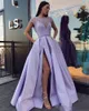 2019 Lavanda A Linha Vestidos de Baile Sheer Jóia Pescoço Major Beading Vestidos de Noite com o Lado Dividir Sexy Oco de Volta Vestidos de Festa Formais