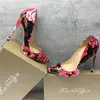 Ny lackblomma tryckta finklackade spikade högklackade skor 12cm fashionabla sexiga kvinnors skor anpassade custom 33-44 meter