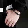 Neuer trendiger Modeschmuck-Designer-Armreif aus rostfreiem Stahl mit vibrierender Wirkung aus geflochtenem Leder für Herren