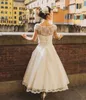 Style des années 50 Rétro courte robes de mariée 2020 l'équipage Cap manches en dentelle Perles Boutons courte longueur cheville fleurs Sash robe de mariée