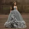 2023 Gri Kızlar Pageant Elbiseleri V Boyun Dantel Yapımı Çiçekler Kristal Boncuklar Prenses Kabarık Balya K! Çiçek kızlar Giyim Doğum Günü