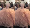 2021 persika quinceanera klänningar boll klänning av axel kristall pärlstav tiered ruffles puffy tulle plus storlek söt 16 långa fest prom kvällsklänningar