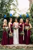 2020 Günstige Burgunderrote lange Brautjungfernkleider Tüll gerafft One-Shoulder-Neckholder Strand Land Trauzeugin Kleid nach Maß