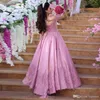 Rosa Princess Lace Ball Gown Quinceanera Klänningar av axelplattor Sweep Train Sweet 16 Dress Prom Pageant Dresses Vestidos de Quinceañera