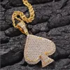 Collana con pendente a forma di carte da gioco, in oro 14 carati, con micro pavé di diamanti simulati con zirconi cubici con catena cubana da 3 mm e 24 pollici